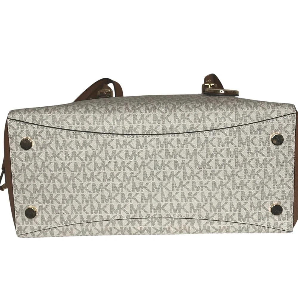 Michael Kors Voyager Medium Tote Bag in Vanilla & Acorn Tablet Pocket Zipper Top - Picture 5 of 10